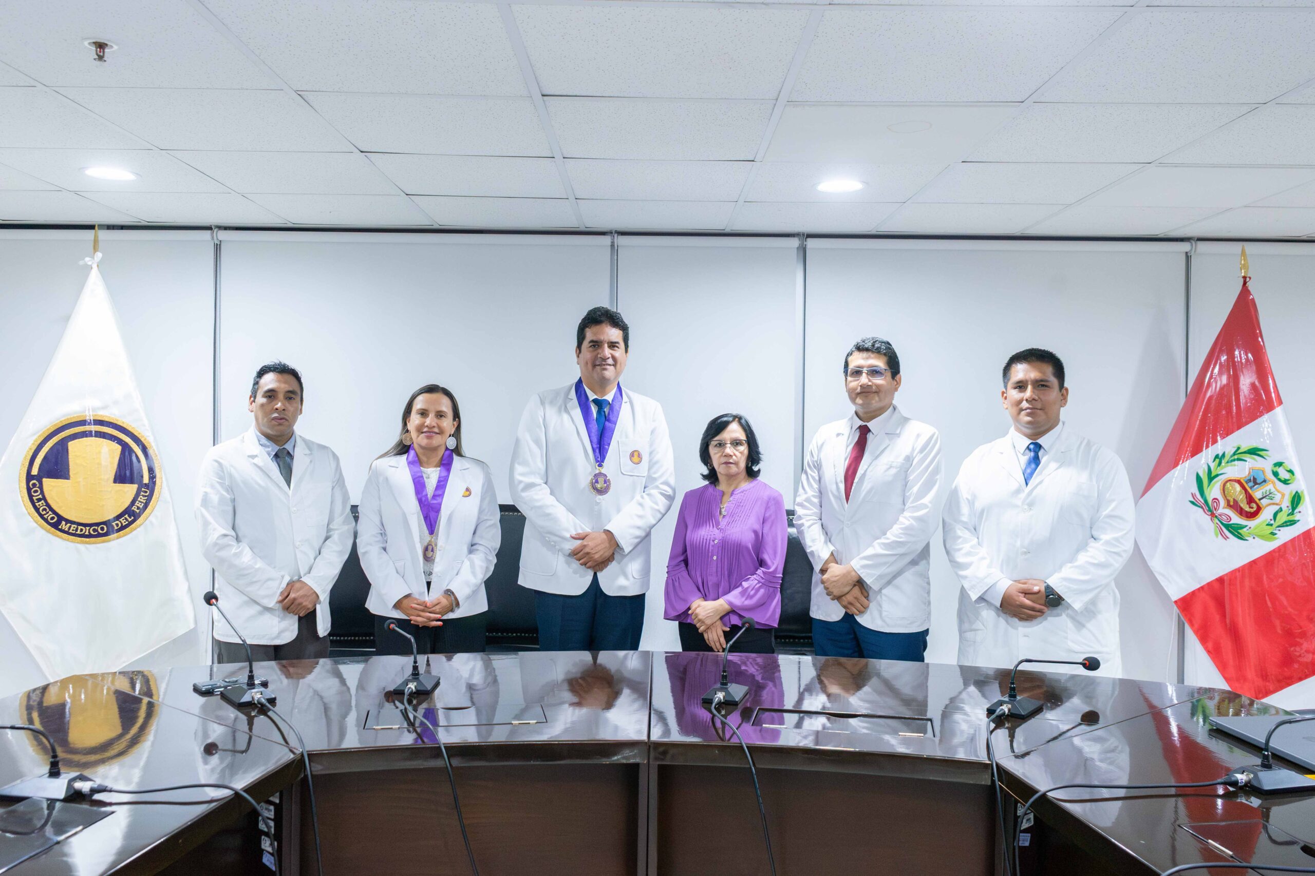 Grupo de profesionales de salud en un ambiente institucional; fotografía referencial para el comunicado de Novaxc.