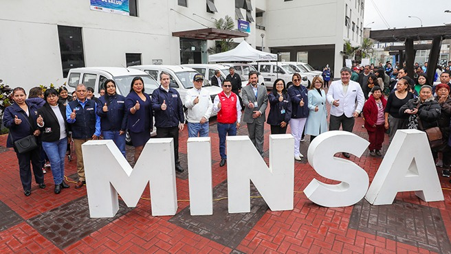 Grupo de personas junto a las letras MINSA; fotografía institucional referencial.