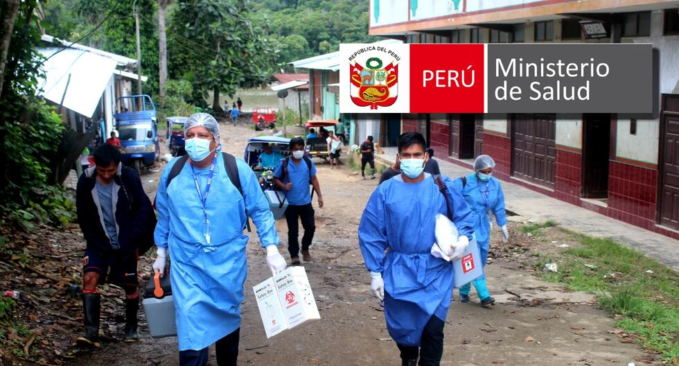 Brigada de salud desplazándose con equipos de protección y material sanitario; fotografía referencial.
